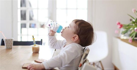 寶寶夏日喂養(yǎng)全攻略，不做脆皮寶寶??