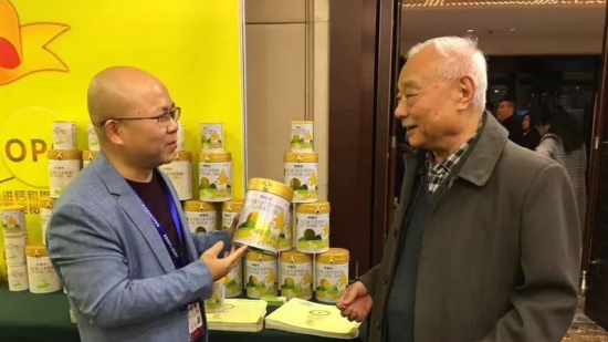 國家有關部門領導蒞臨“中國母嬰產業(yè)創(chuàng)新聯盟”羊奶粉“優(yōu)選品牌”【歐能達】展位參觀和指導工作！